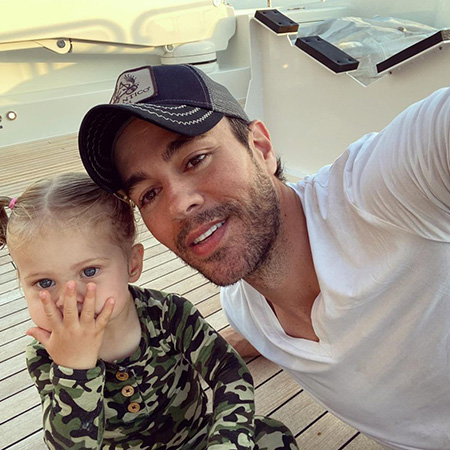 Children of Enrique Iglesias and Anna Kournikova watched the clip Escape, on the set of which their parents met