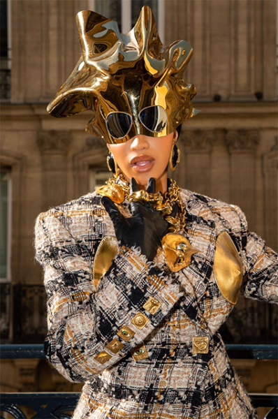 Cardi B is the star of Paris Fashion Week thanks to her very colorful outfits.