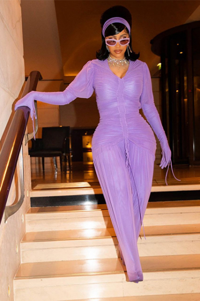 Cardi B is the star of Paris Fashion Week thanks to her very colorful outfits.